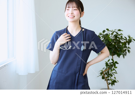 Nurse working at clinic 127014911