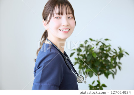 Nurse working at clinic 127014924