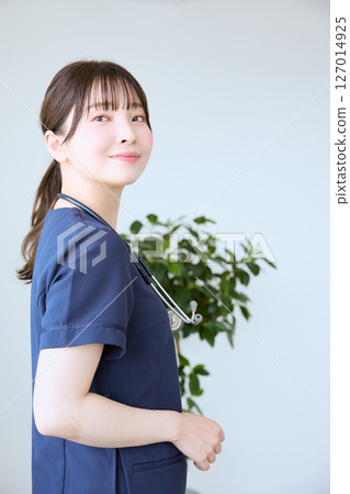 Nurse working at clinic 127014925