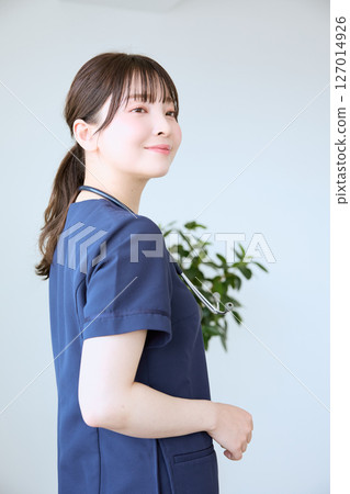 Nurse working at clinic 127014926