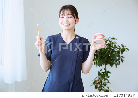 牙齒衛生員給予刷牙指導 牙齒衛生員給予刷牙指導 127014937