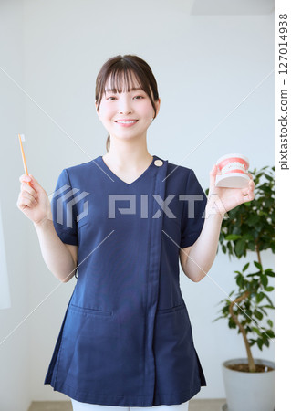 牙齒衛生員給予刷牙指導 牙齒衛生員給予刷牙指導 127014938