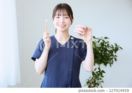 牙齒衛生員給予刷牙指導 牙齒衛生員給予刷牙指導 127014939