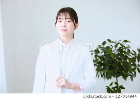 Doctor working at clinic Doctor working at clinic 127014944