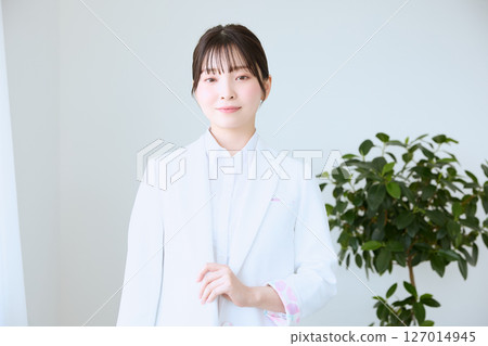 Doctor working at clinic Doctor working at clinic 127014945