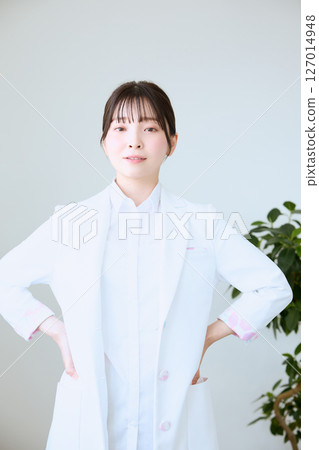 Doctor working at clinic Doctor working at clinic 127014948