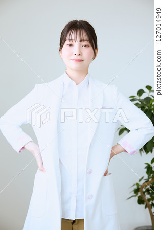 Doctor working at clinic Doctor working at clinic 127014949