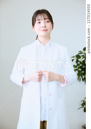 Doctor working at clinic Doctor working at clinic 127014950