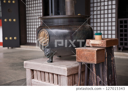 鞍馬寺:寺廟主殿的香爐1 鞍馬寺:寺廟主殿的香爐1 127015343