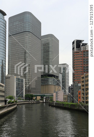 大阪中之島,從土佐堀川築前橋望向肥後橋,再往祭會場方向 大阪中之島,從土佐堀川築前橋望向肥後橋,再往祭會場方向 127015395