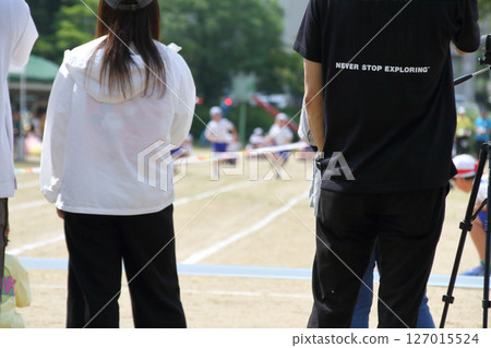 小學運動會和歡呼的家庭圖片 小學運動會和歡呼的家庭圖片 127015524