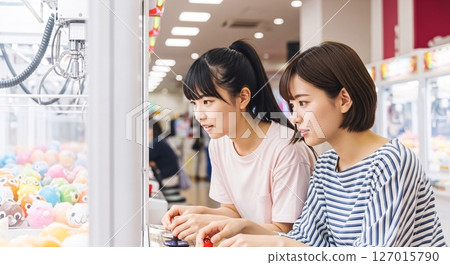 兩個女人在玩抓娃娃遊戲 兩個女人在玩抓娃娃遊戲 127015790