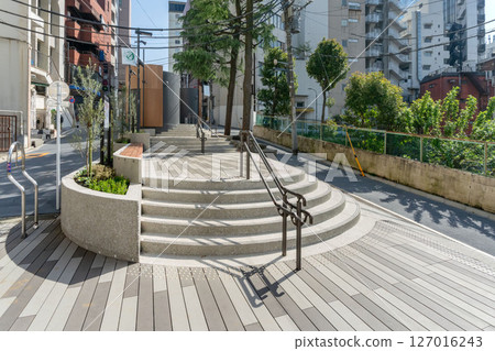 六山廣場(Rokusan Square),東京港區六本木的一個公園 六山廣場(Rokusan Square),東京港區六本木的一個公園 127016243
