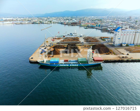 初夏，停靠在北海道函館市函館港碼頭的貨船鳥瞰圖 127016715