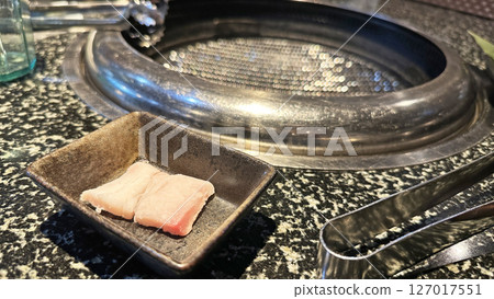 Scenery of a yakiniku restaurant (beef fat and grill) 127017551
