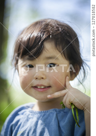 2 歲女孩在公園玩耍 127018582