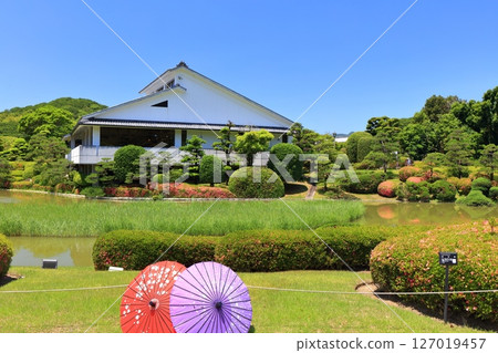 【愛媛郡】陽光明媚的南樂園總務大樓休息區 【愛媛郡】陽光明媚的南樂園總務大樓休息區 127019457