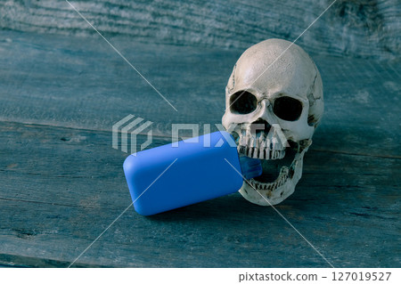 skull and disposable electronic cigarette on wood. 127019527