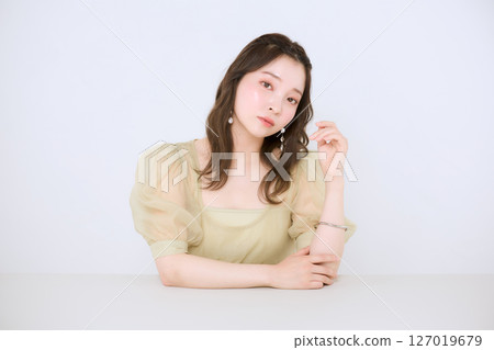 Women with healthy skin, natural beauty 127019679