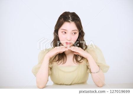 擁有健康肌膚、自然美麗的女性 擁有健康肌膚、自然美麗的女性 127019699