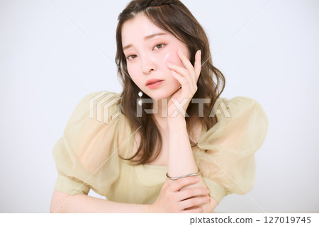 Women with healthy skin, natural beauty 127019745