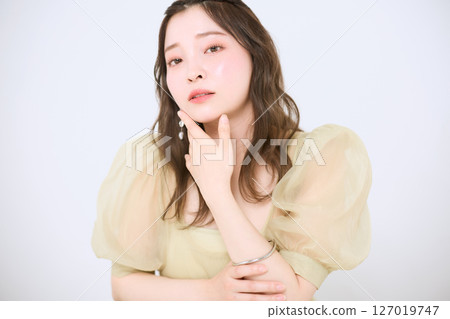 擁有健康肌膚、自然美麗的女性 擁有健康肌膚、自然美麗的女性 127019747