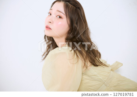 Women with healthy skin, natural beauty 127019781