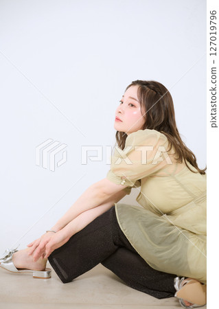 Women with healthy skin, natural beauty 127019796