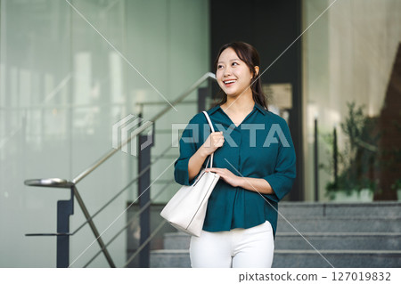 年輕女子在建築物前行走 127019832