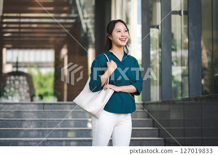 年輕女子在建築物前行走 127019833