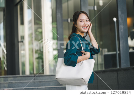 年輕女子在建築物前行走 127019834