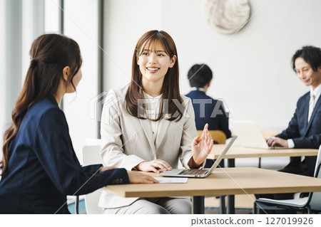 一位職業婦女在空曠的桌子旁參加商務會議 一位職業婦女在空曠的桌子旁參加商務會議 127019926