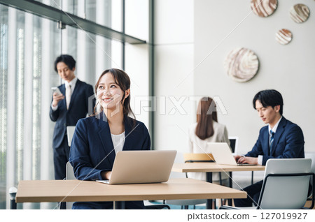 A career woman working in the free space of the office 127019927