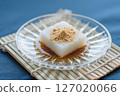 玻璃盤中盛裝的涼爽日式甜點 127020066