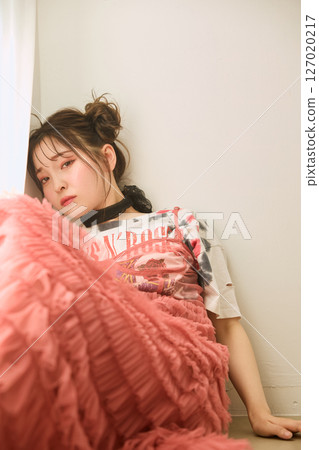 A young woman dressed in pop fashion 127020217
