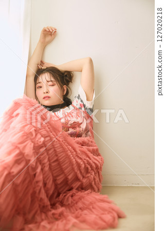 A young woman dressed in pop fashion 127020218