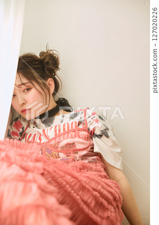 A young woman dressed in pop fashion 127020226