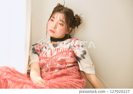 一位身著流行時裝的年輕女子 127020227