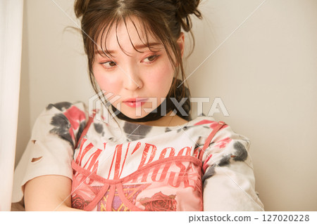 一位身著流行時裝的年輕女子 127020228