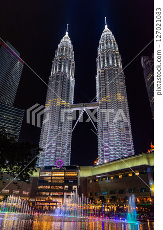 KUALA LUMPUR, MY - April 18, 2025: Petronas Twin Towers. Kuala Lumpur, Malaysia. 127021083