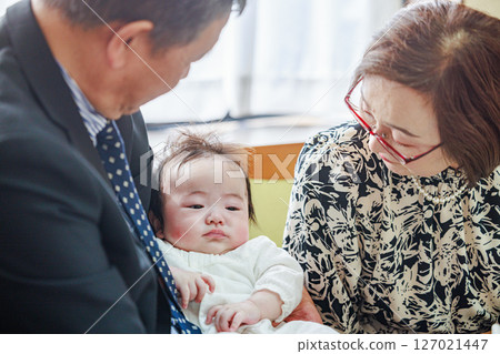 祖父母抱著他們的第一個孫子 祖父母抱著他們的第一個孫子 127021447