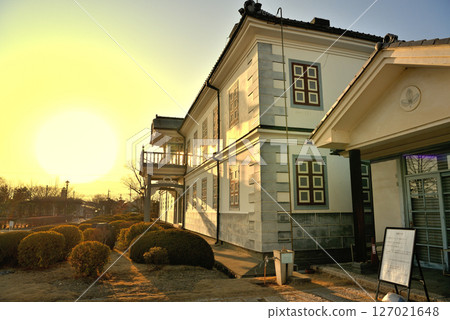 松本，中部地區：明治維新場景：長野縣松本市，國寶舊開智學校建築在夕陽下泛著棕褐色光芒（5） 127021648