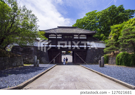 Komoro Castle Ruins, a nostalgic garden surrounded by fresh greenery 127021681
