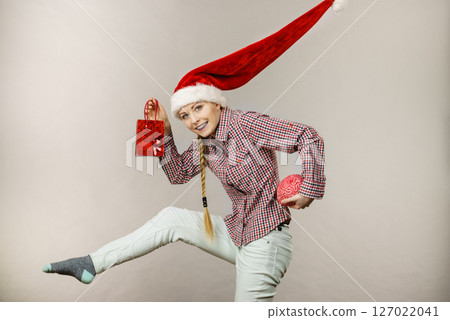 Christmas woman holding shopping bag and brain Christmas woman holding shopping bag and brain 127022041