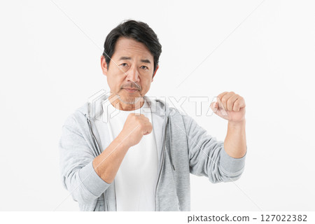 中年男子擺出尋找姿勢 127022382