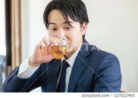 喝啤酒的商人 127022465