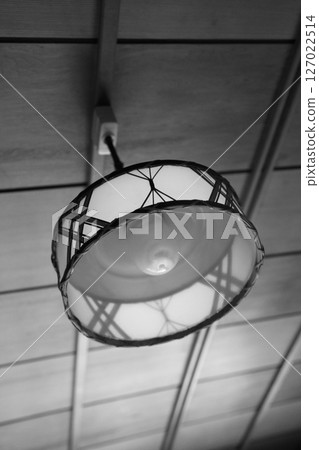 懷舊昭和老房子日式房間的復古燈具 - 單色照片 懷舊昭和老房子日式房間的復古燈具 - 單色照片 127022514