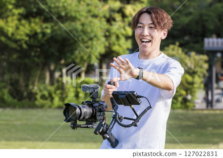 影片創作者使用雲台進行影片拍攝 127022831