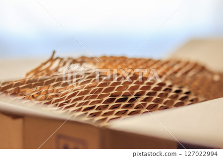 Eco friendly brown paper honeycomb wrap for product packaging parcel carton box 127022994