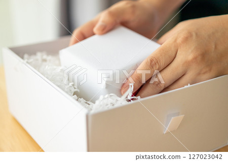 Eco friendly white paper wrap for product packaging parcel carton box Eco friendly white paper wrap for product packaging parcel carton box 127023042